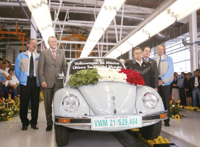 Klaus Gmelin, Head of Quality Volkswagen de México, Reinhardt Jung, Chairman of the Volkswagen de México Board of Management, José Luis Rodríguez Salazar, Trade Union Leader, Francisco Bada Sanz, Member of the Board Volkswagen de México, and Ruediger Meinicke, Plant manager Volkswagen de México