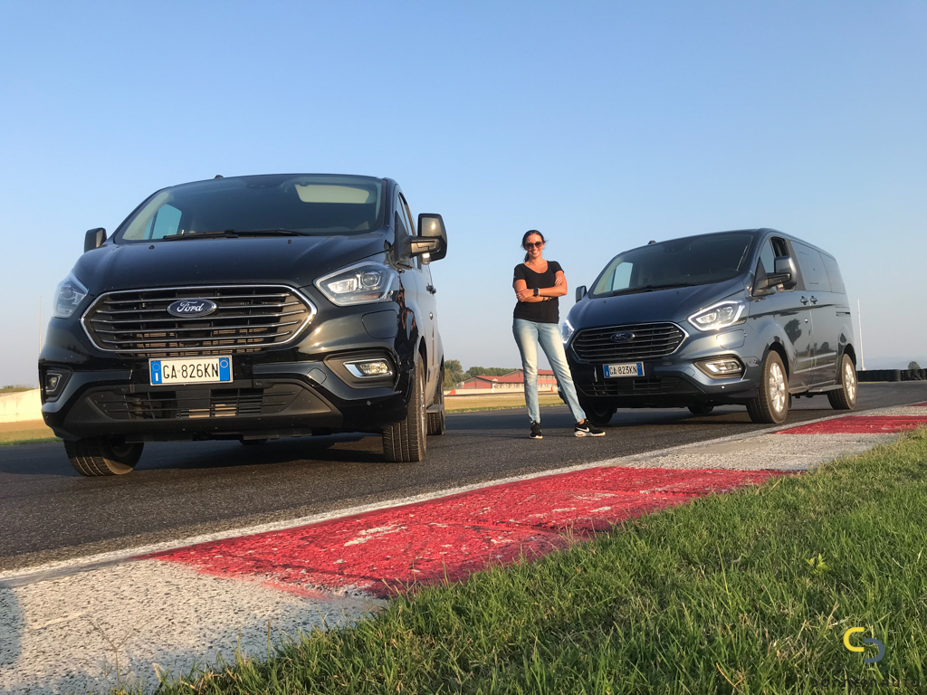 Ford Tourneo Custom Plug-in hybrid: il gigante buono che si guida come un’utilitaria e riduce le emissioni