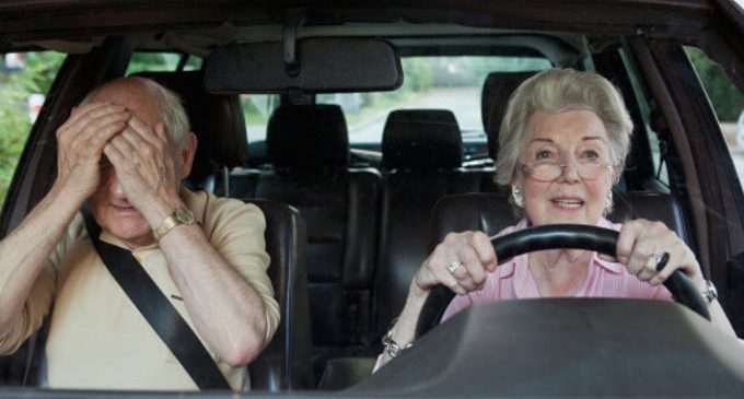 Covid-19: tutti in auto. Più donne e anziani al volante