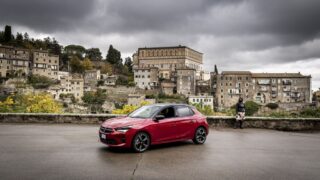 Opel Corsa, l’auto con le sneakers