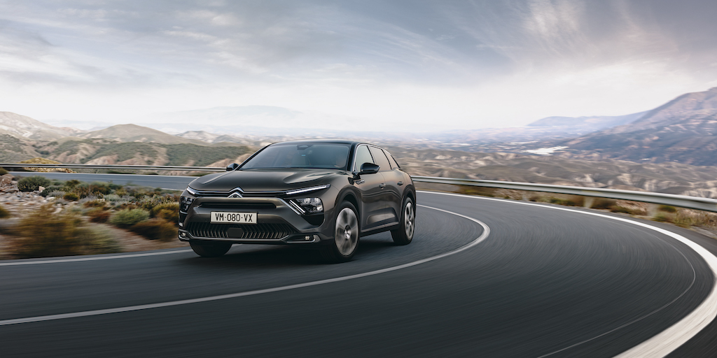 Citroën C5 X, auto o tappeto volante?
