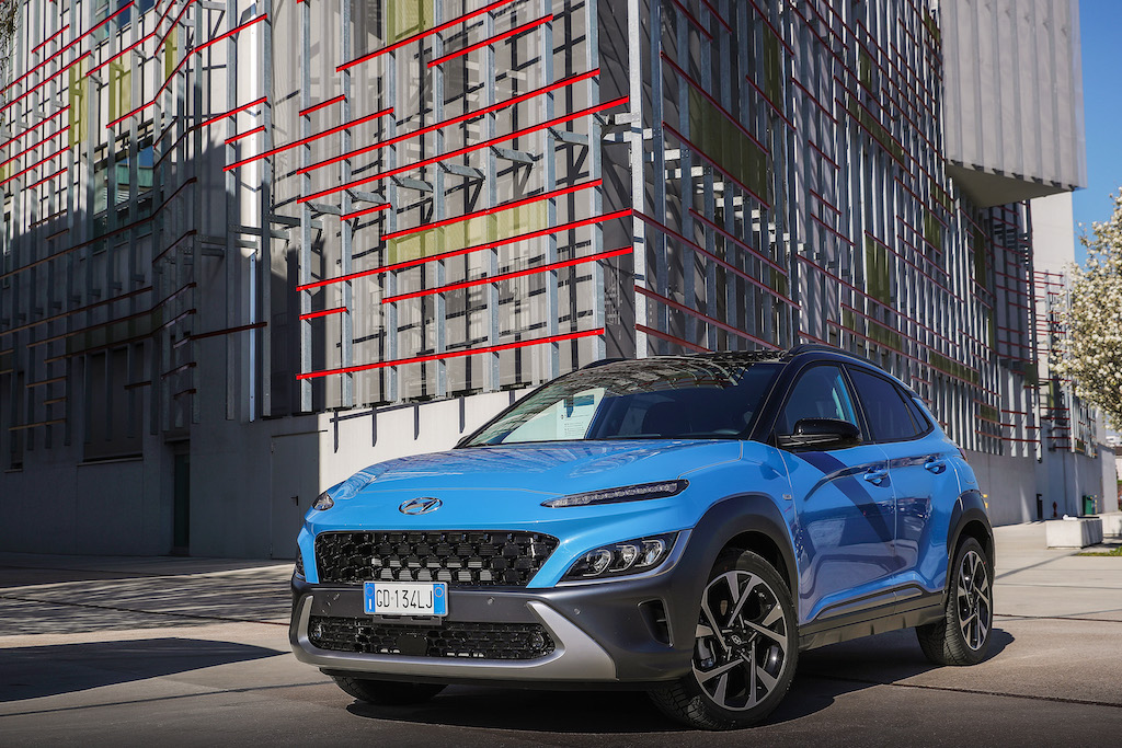 Hyundai Kona, il restyling aggiunge sportività ed elettrificazione Hyundai Kona, il restyling aggiunge sportività ed elettrificazione