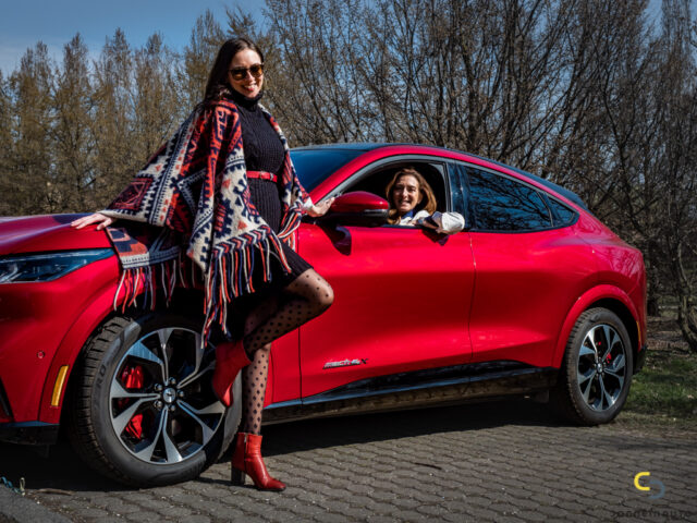 Ford Mustang Mach-E lato women