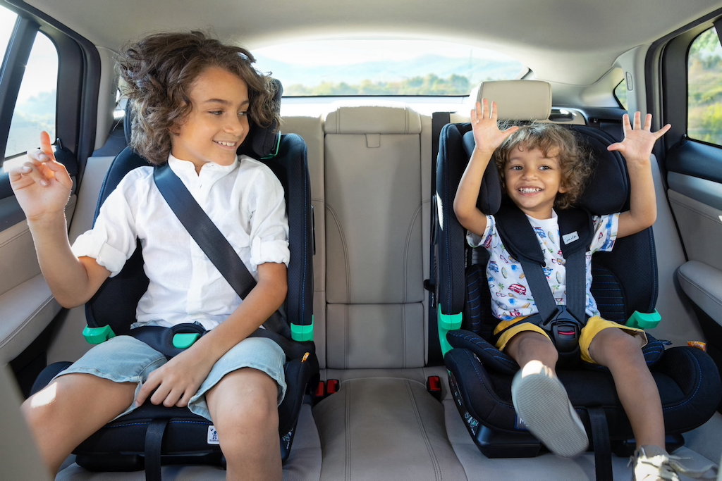 bimbi in auto in viaggio