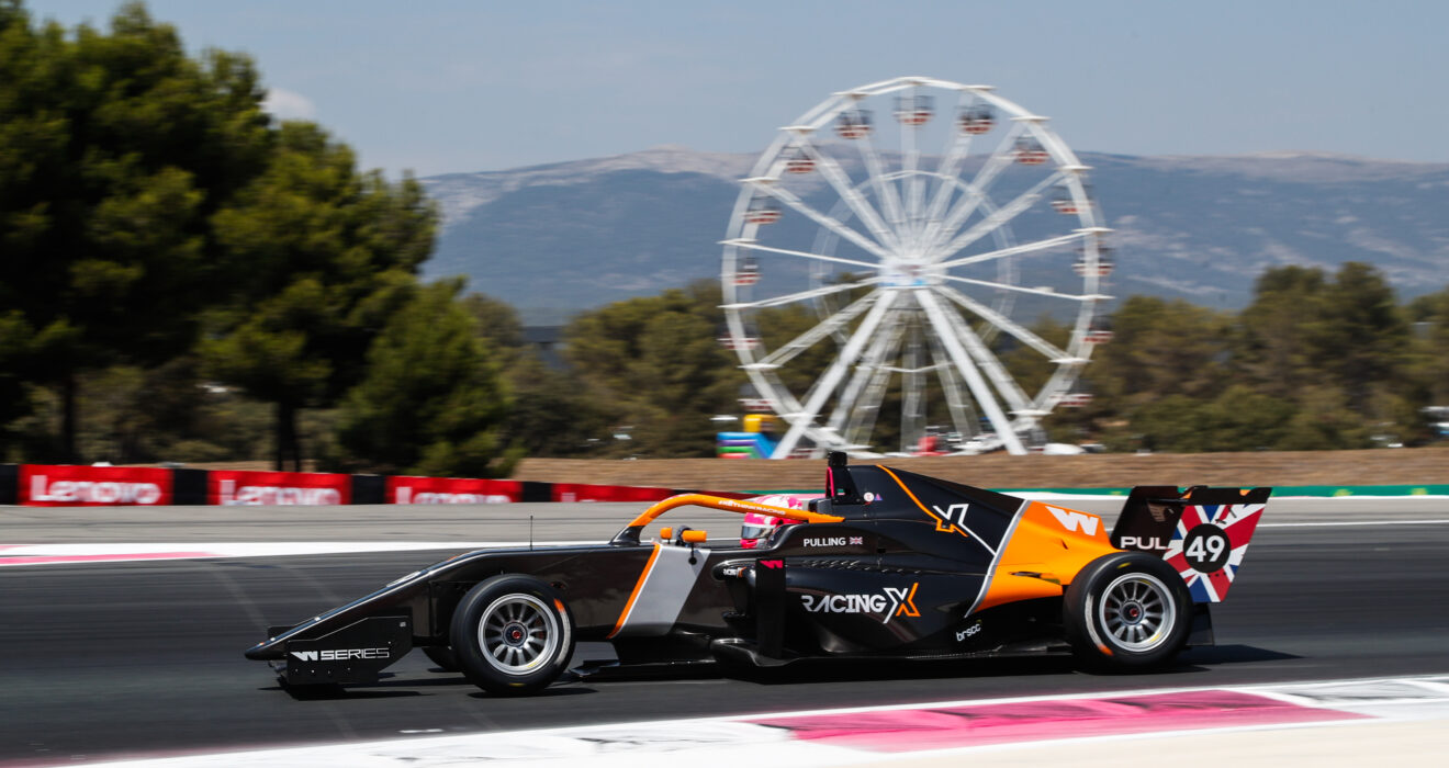 Tre giovani donne pilote della W Series ai test di Formula 3 Tre giovani donne pilote della W Series ai test di Formula 3