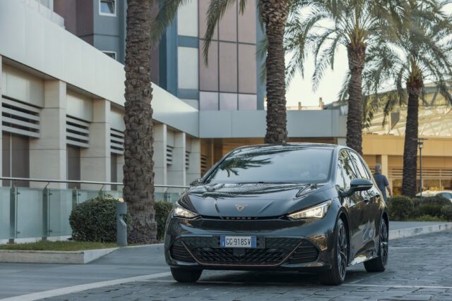 CUPRA Born e-boost e padel frontale