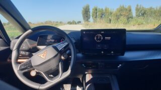 CUPRA Born e-boost e padel interni