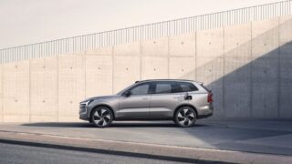 Volvo EX90 lato muro