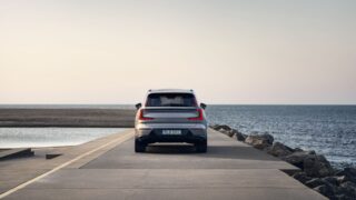 Volvo EX90 posteriore mare