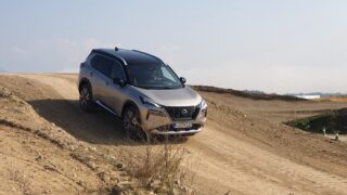 guida ibrida in discesa nissan xtrail