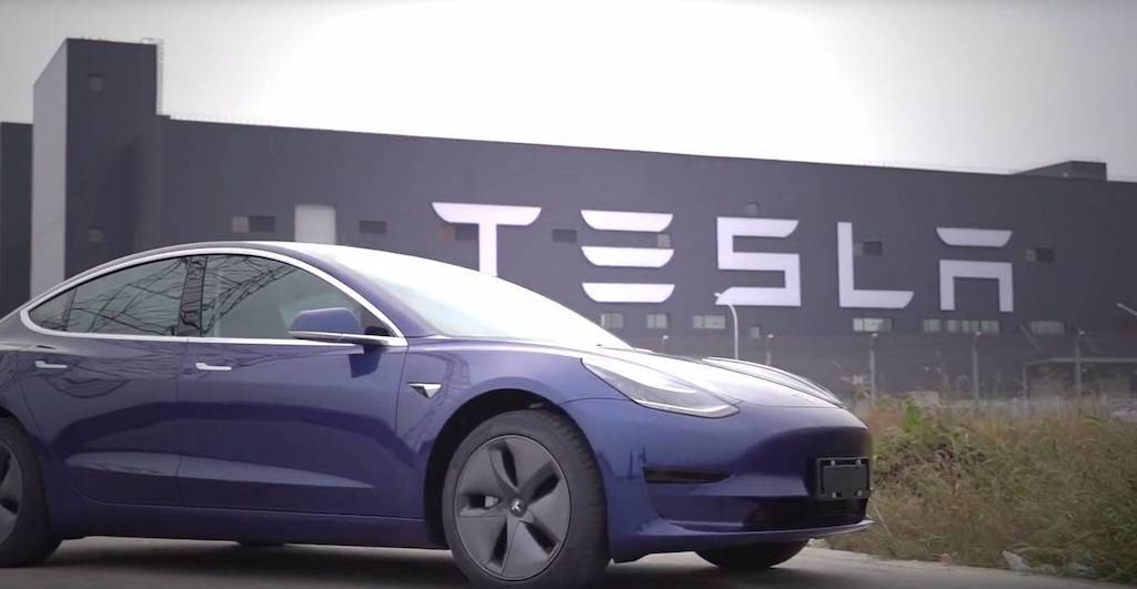Dopo gli iPhone, la Cina potrebbe vietare l’uso delle Tesla?