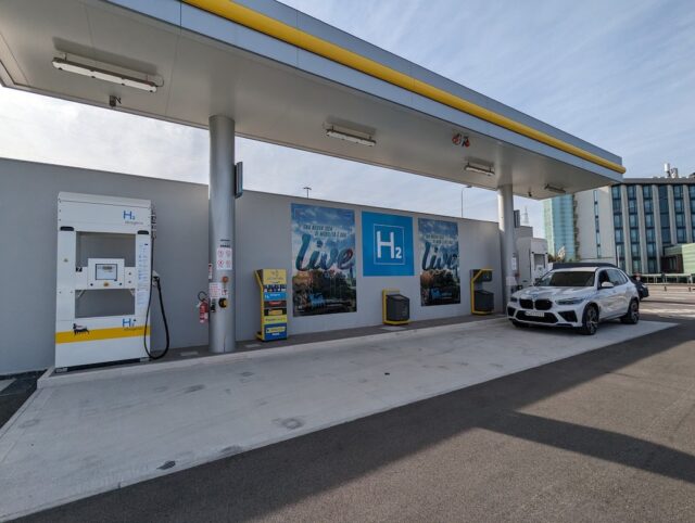 BMW iX5 Hydrogen rifornimento