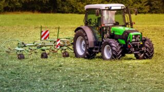 Un trattore che taglia l'erba nei campi