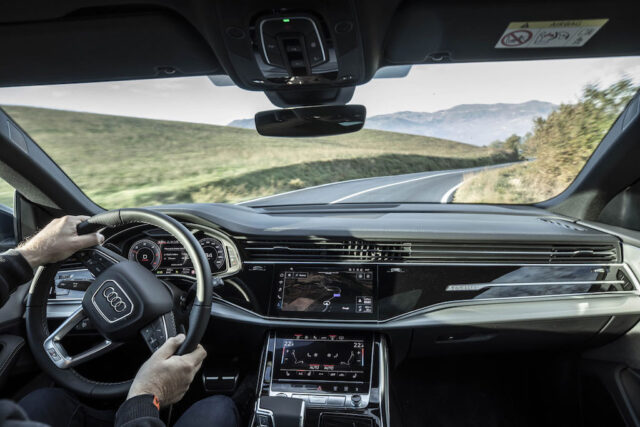 Audi Q8 interno