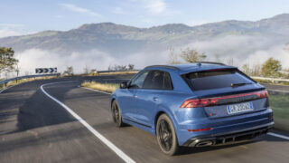 Audi Q8 nuvole