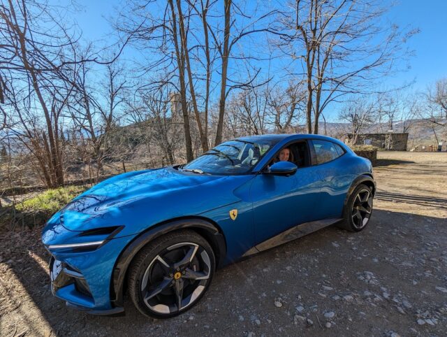 Ferrari Purosangue guida