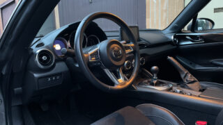 Mazda MX 5 RF dentro