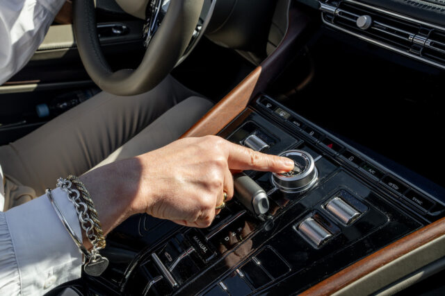 Aston Martin DB12 Volante Start