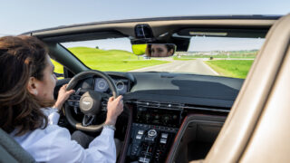 Aston Martin DB12 Volante, quando rovinare la piega del parrucchiere non conta!