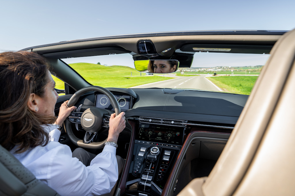 Aston Martin DB12 Volante, quando rovinare la piega del parrucchiere non conta!