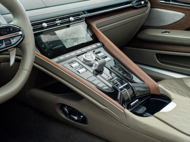 Aston Martin DB12 Volante infotainment