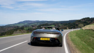 Aston Martin DB12 Volante posteriore