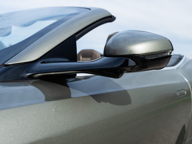 Aston Martin DB12 Volante specchietto