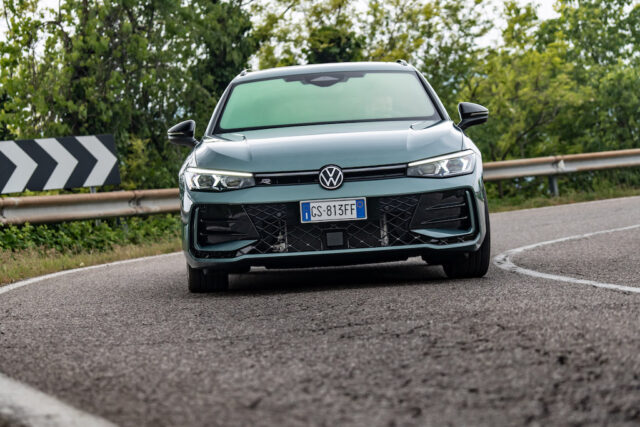 Volkswagen Passat station wagon curva