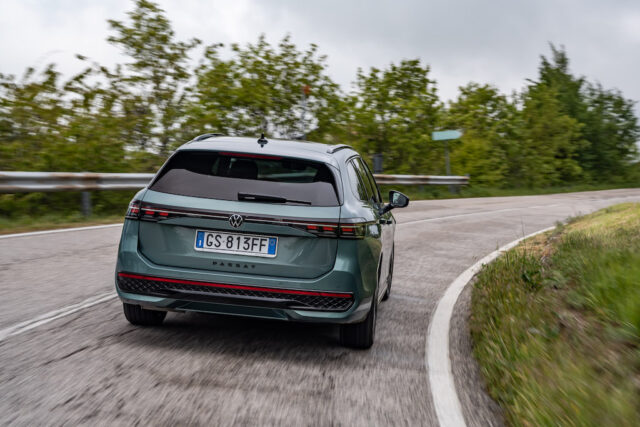 Volkswagen Passat station wagon dietro