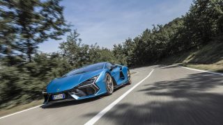 Lamborghini Revuelto blu panning