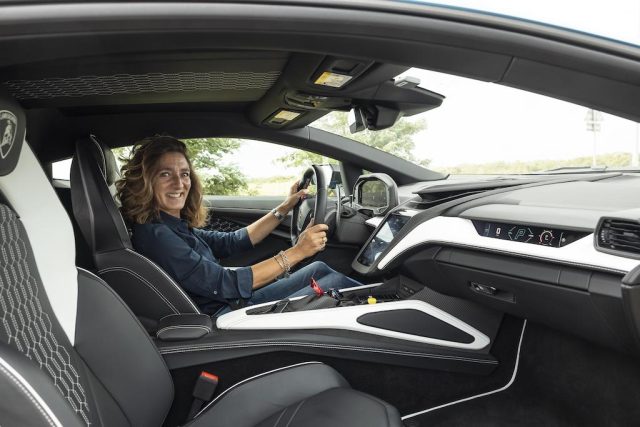 Lamborghini Revuelto guida