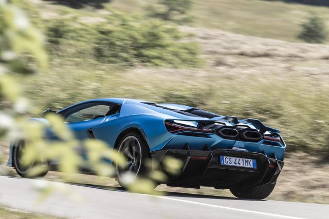 Lamborghini Revuelto panning 2
