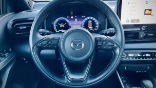 Mazda 2 Hybrid 2024 cruscotto
