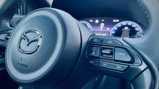 Mazda 2 Hybrid 2024 dettaglio volante
