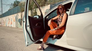 Mazda 2 Hybrid 2024 portiera donna