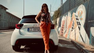 Mazda 2 Hybrid 2024 posteriore donna