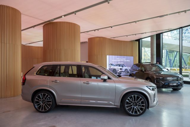 Volvo EX90 e XC90 both