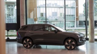 Volvo EX90 lato