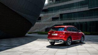 MG ZS dietro