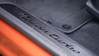 Porsche Macan Turbo elettrica battitacco