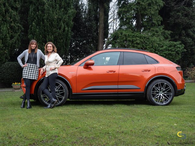 Porsche Macan Turbo elettrica lato