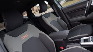 Dacia Duster extreme Hybrid 140 sedili