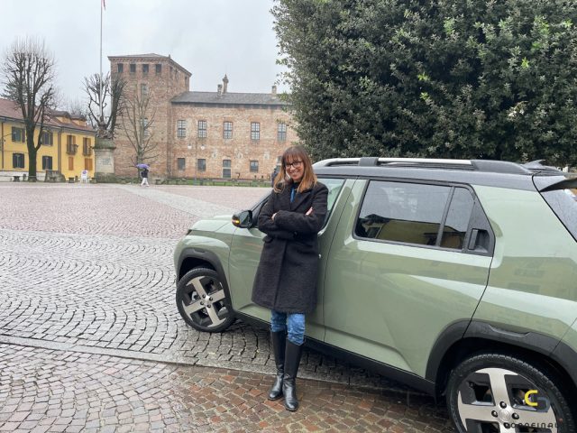 Hyundai Inster laterale donna