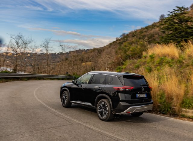 Nissan X-Trail Mild Hybrid curva