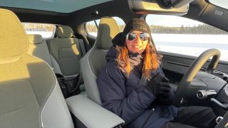 Volvo EX30 Cross Country donna onboard