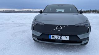 Volvo EX30 Cross Country frontale ghiaccio