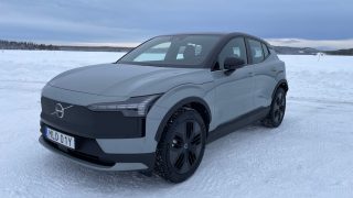 Volvo EX30 Cross Country ghiaccio