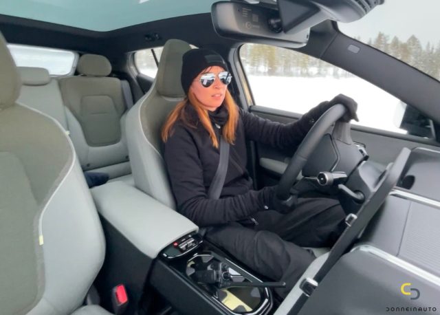Volvo EX30 Cross Country guida