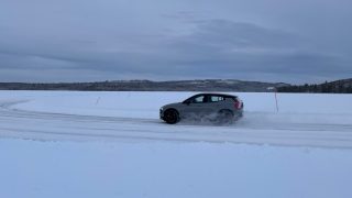 Volvo EX30 Cross Country guida ghiaccio