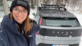 Volvo EX30 Cross Country posteriore neve donna
